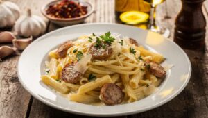 Pasta mit Käsesauce und Salsiccia: Cremig und würzig in 25 Minuten