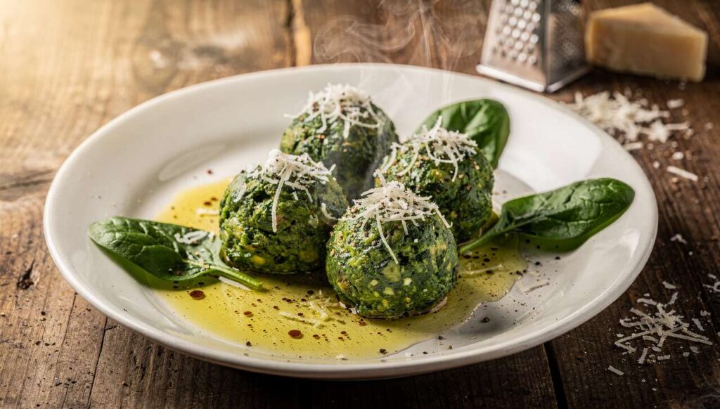 Spinatknödel auf Südtiroler Art, serviert mit brauner Butter und Parmesan